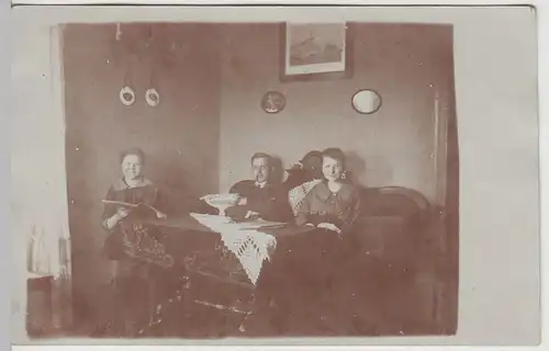 (F3508) Orig. Foto Personen sitzen in der Stube, vor 1920