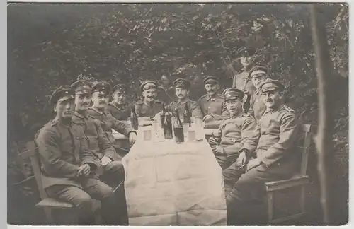 (F3506) Orig. Foto 1.WK Soldaten sitzen am Tisch im Garten, 1914-18