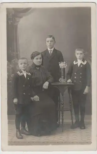 (F3498) Orig. Foto Frau mit 3 Jungs, Kabinettfoto Mittweida um 1920