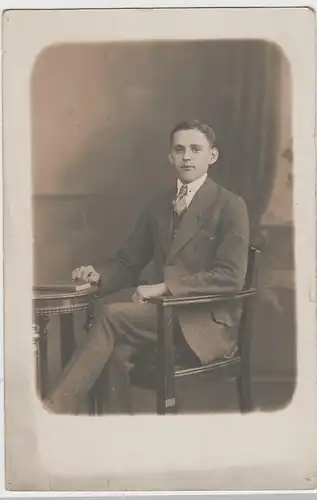 (F3495) Orig. Foto junger Herr am Tisch, Kabinettfoto um 1920