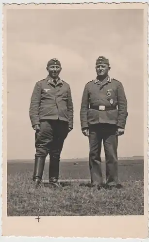 (F3494) Orig. Foto Wehrmacht-Soldaten auf einer Wiese, 1933-45