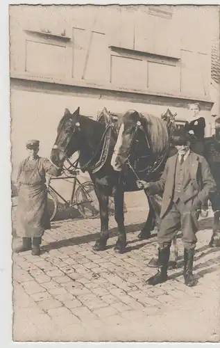 (F3491) Orig. Foto Männer mit Pferdegespann vor Gebäude, vor 1945