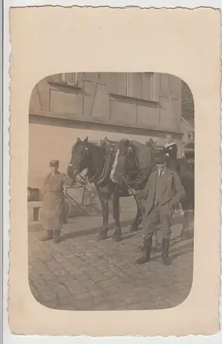 (F3490) Orig. Foto Männer mit Pferdegespann vor Gebäude, vor 1945