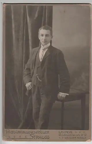 (F3478) Orig. Foto Kabinettfoto junger Mann aus Sagan, Fotogr. Leipzig um 1900