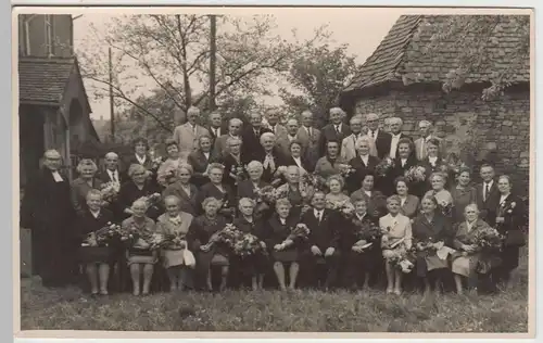 (F3471) Orig. Foto kirchl. Jubiläum, Personengruppe mit Blumen, 1950/60er