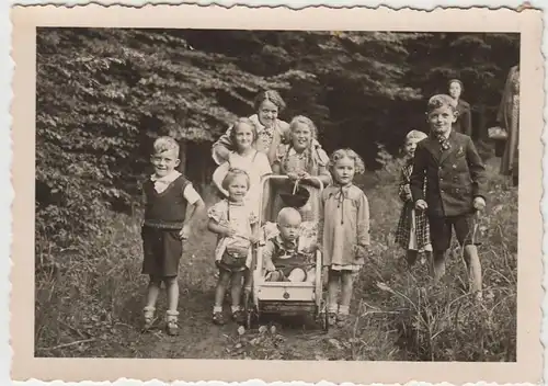 (F3450) Orig. Foto Frau mit vielen Kindern, Kinderwagen, DDR 1950er