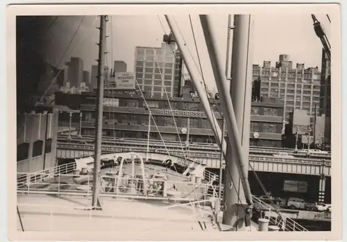 (F3432) Orig. Foto Stadt i. d. U.S.A., vom Schiff aus fotografiert, nach 1945