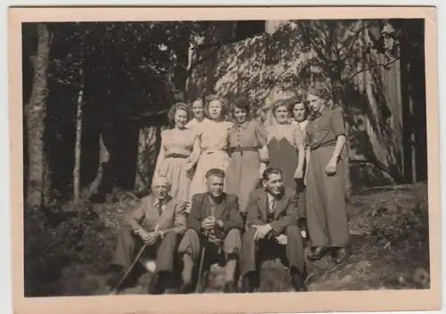 (F3431) Orig. Foto Personen im Wald vor einer Hütte, DDR