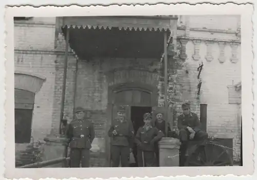 (F3428) Orig. Foto Wehrmacht-Soldaten vor einem Backsteingebäude, vor 1945