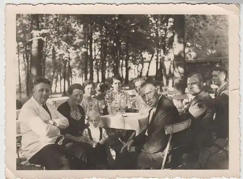 (F3427) Orig. Foto Personen im Biergarten 1942