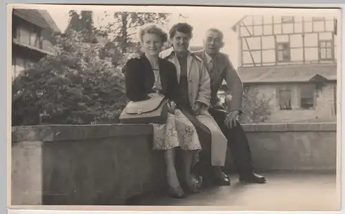 (F3405) Orig. Foto Personen (Eltern m. Tochter a. Helbra) auf Terrasse nach 1945