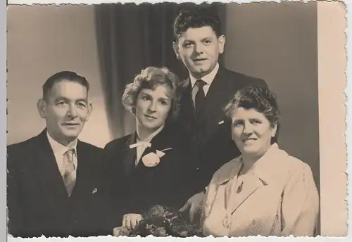 (F3389) Orig. Foto Hochzeitspaar m. Eltern, Kabinettfoto Helbra nach 1945