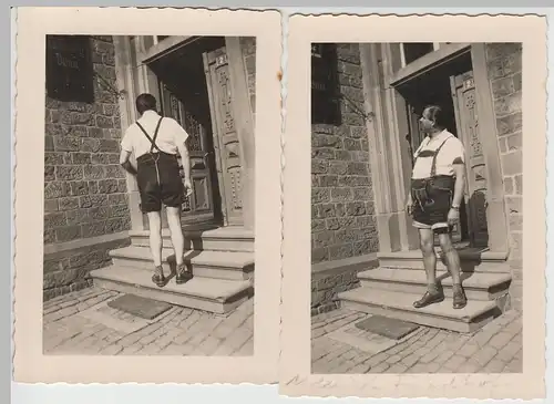 (F3375) 2x Orig. Foto Mann in bayr. Lederhosen vor e. Gastwirtschaft