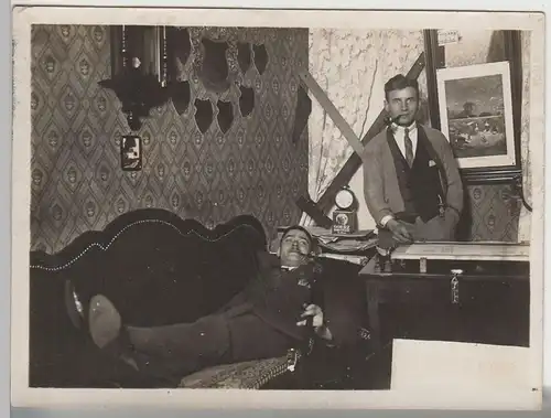 (F3367) Orig.Foto junge Männer posieren m. Pfeife i. Zimmer, Studenten? v. 1945