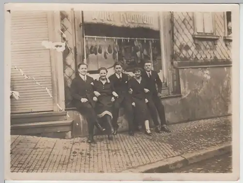 (F3365) Orig. Foto Personen posieren v. Fleischerei Walter Kaufmann, v. 1945