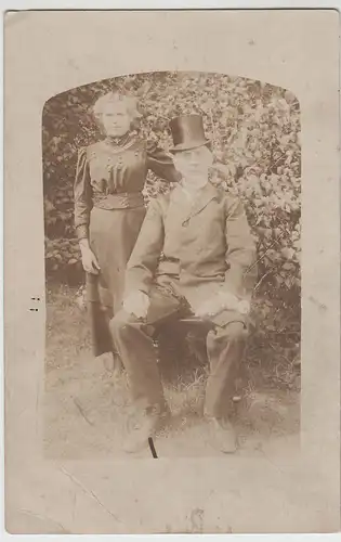 (F3359) Orig. Foto Herr mit Zylinder und Dame im Garten, um 1900