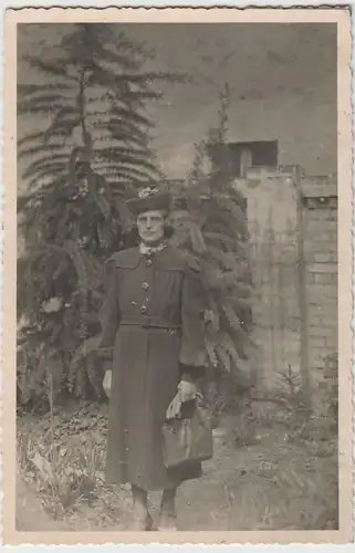 (F3353) Orig. Foto Dame mit Mantel, Tasche und Hut vor einem Gebäude