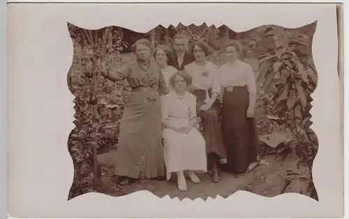 (F3335) Orig. Foto Junger Mann mit Damen, Gruppenfoto im Freien, um 1920
