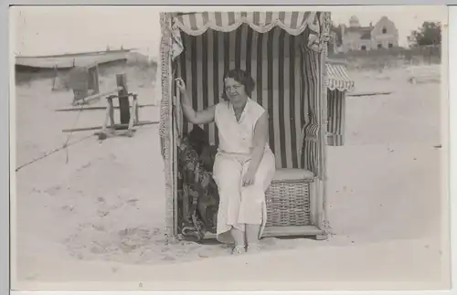 (F3333) Orig. Foto Frau sitzt im Strandkorb