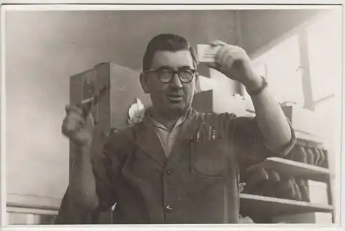 (F3329) Orig. Foto Arbeiter, Angestellter m. Schuhregal, nach 1945