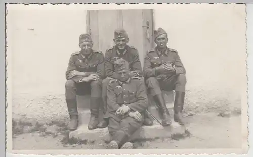 (F3327) Orig. Foto Wehrmacht-Soldaten sitzen auf kleiner Treppe, 1933-45