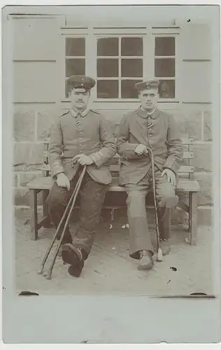 (F3318) Orig. Foto Soldaten 1.WK mit Gehstöcken auf einer Bank, 1916