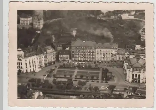 (F3271) Orig. Foto Karlsbad, Luftbild Theater m. geschmückten Häusern 1933-45