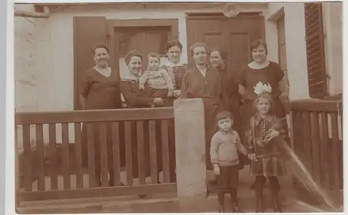 (F3257) Orig. Foto Personengruppe auf Veranda, 1920er
