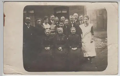 (F3252) Orig. Foto Personen posieren am Gebäude, um 1920