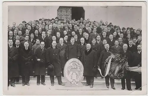 (F3243) Orig. Foto große Männergruppe, Ehrung, Auszeichnung, Lorbeerkranz
