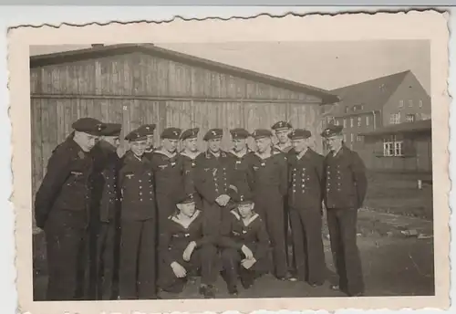 (F3237) Orig. Foto 2.WK Marinesoldaten posieren vor Holzhalle, vor 1945