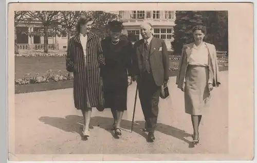 (F3235) Orig. Foto Personen spazieren am Badehotel Bad Wildungen 1940