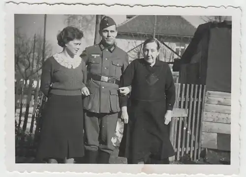 (F3214) Orig. Foto Damen mit Wehrmacht Soldat, vor 1945
