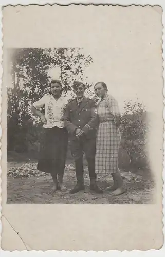 (F3211) Orig. Foto Damen mit Wehrmacht Soldat, vor 1945