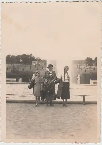 (F3204) Orig. Foto Potsdam, Frau m. Kindern vor Schloss Sanssouci 1936