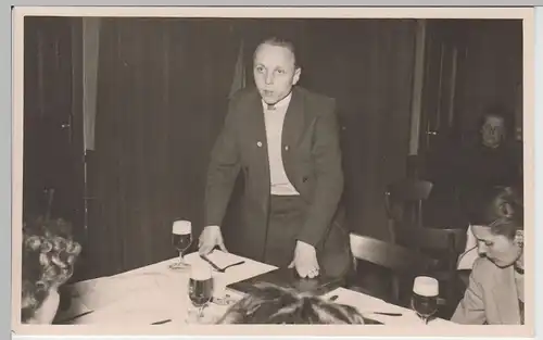 (F3198) 3x Orig. Foto Personen in Gaststätte, Besprechung, Versammlung nach 1945