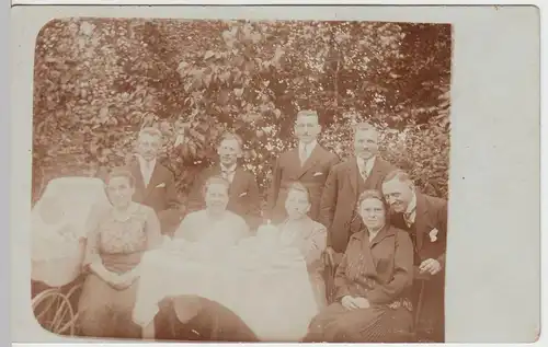 (F3182) Orig. Foto Personengruppe im Garten am Tisch, 1920er
