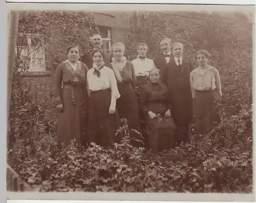 (F3181) Orig. Foto Personengruppe im Garten am Haus, 1920/30er
