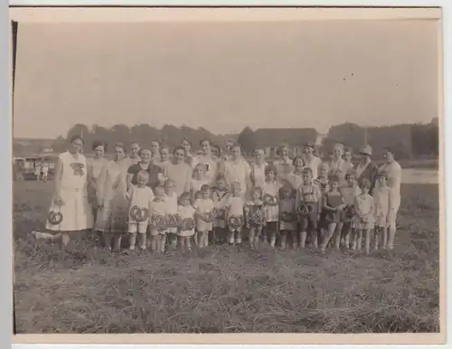 (F3179) Orig. Foto Gruppenfoto, Kinder mit Brezen u.d. Hals, 1920/30er