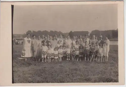 (F3177) Orig. Foto Gruppenfoto, Kinder mit Brezen u.d. Hals, 1920/30er