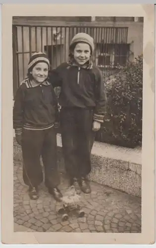 (F3168) Orig. Foto 2 kleine Mädchen m. kl. Gefährt, um 1931