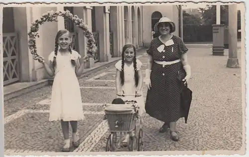 (F3166) Orig. Foto kl. Mädchen mit Korb-Kinderwagen u. Blumenkranz, um 1931