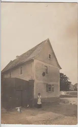 (F3132) Orig. Foto Frau vor Gebäude, Hoftor vor 1945