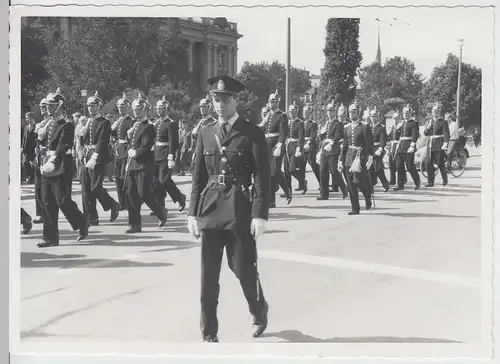 (F3131) Orig. Foto Paradeumzug, Soldaten m. Pickelhaube, nach 1945