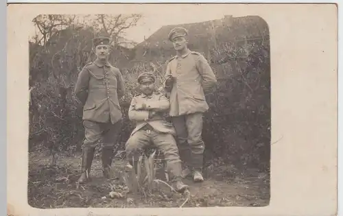 (F3128) Orig. Foto 1.WK drei Soldaten im Freien, 1914-18