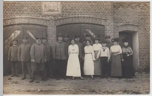 (F3127) Orig. Foto 1.WK Soldaten mit Damen vor Gebäude, 1914-18