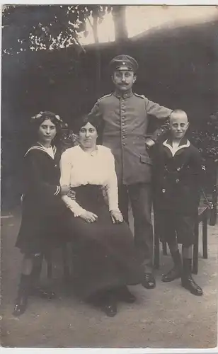 (F3121) Orig. Foto Soldat 1.WK mit Familie im Freien, 1914-18