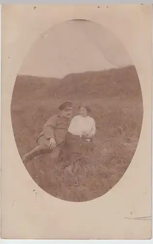 (F3119) Orig. Foto 1.WK Soldat liegt mit Frau auf Wiese, 1914-18