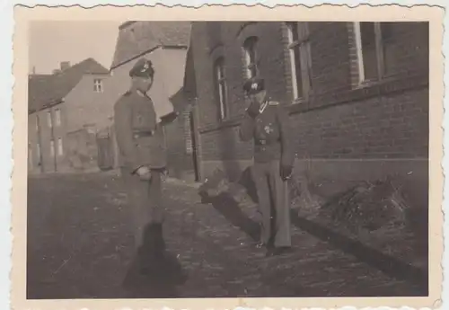 (F3117) Orig. Foto Wehrmacht-Soldaten am Gebäude, vor 1945