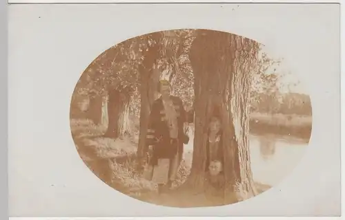 (F3110) Orig. Foto Kinder posieren im hohlen Baum, um 1920